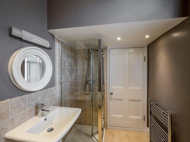 Shower room.