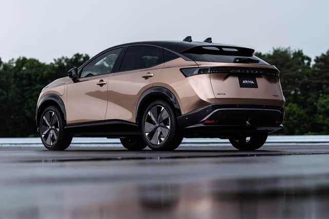 The styling is enhanced by a ‘floating’ roofline which tapers away noticeably towards the rear