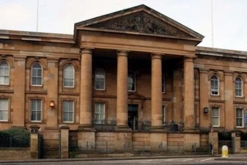 Verbrechen in Dundee: Grundschulangestellter nach Diebstahl von 28 ...