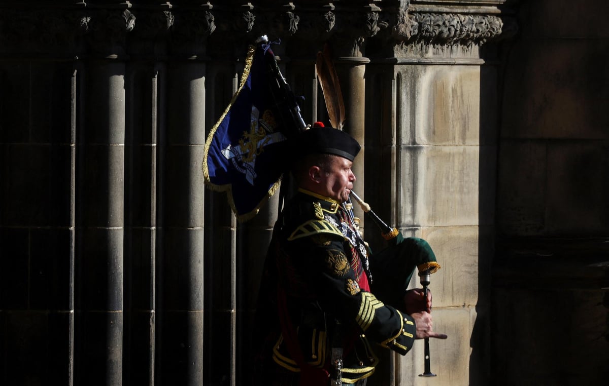 Queen’s Piper closes funeral with traditional bagpipe song Who is the