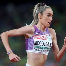 Eilish McColgan has revealed that she is battling a knee injury ahead of the London Marathon.