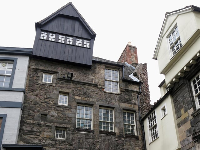 Sharing the same nook of the High Street as John Knox House is an equally-ancient residence, Moubray House. It was built back in 1477 for a Mr Robert Moubray and was later used as a tavern and a bookshop. The esteemed writer Daniel Defoe resided here for a spell while he was editor of the Edinburgh Courant newspaper. The facade of Moubray House was rebuilt in the early 17th century, though parts of the interior are very much original.