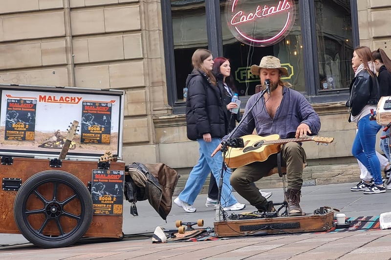 This musically gifted Australian rogue is popular on Buchanan Street (Glasgow) where his street performances regularly attract large crowds. The genre of his 2020 album “Drifter” is said to be a mix of Folk, World, & Country.