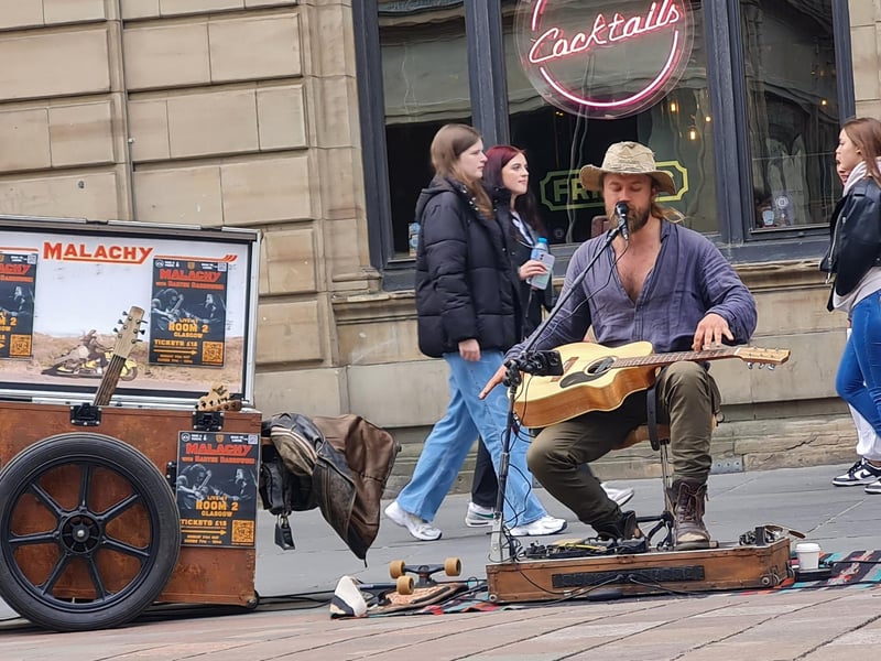 This musically gifted Australian rogue is popular on Buchanan Street (Glasgow) where his street performances regularly attract large crowds. The genre of his 2020 album “Drifter” is said to be a mix of Folk, World, & Country.
