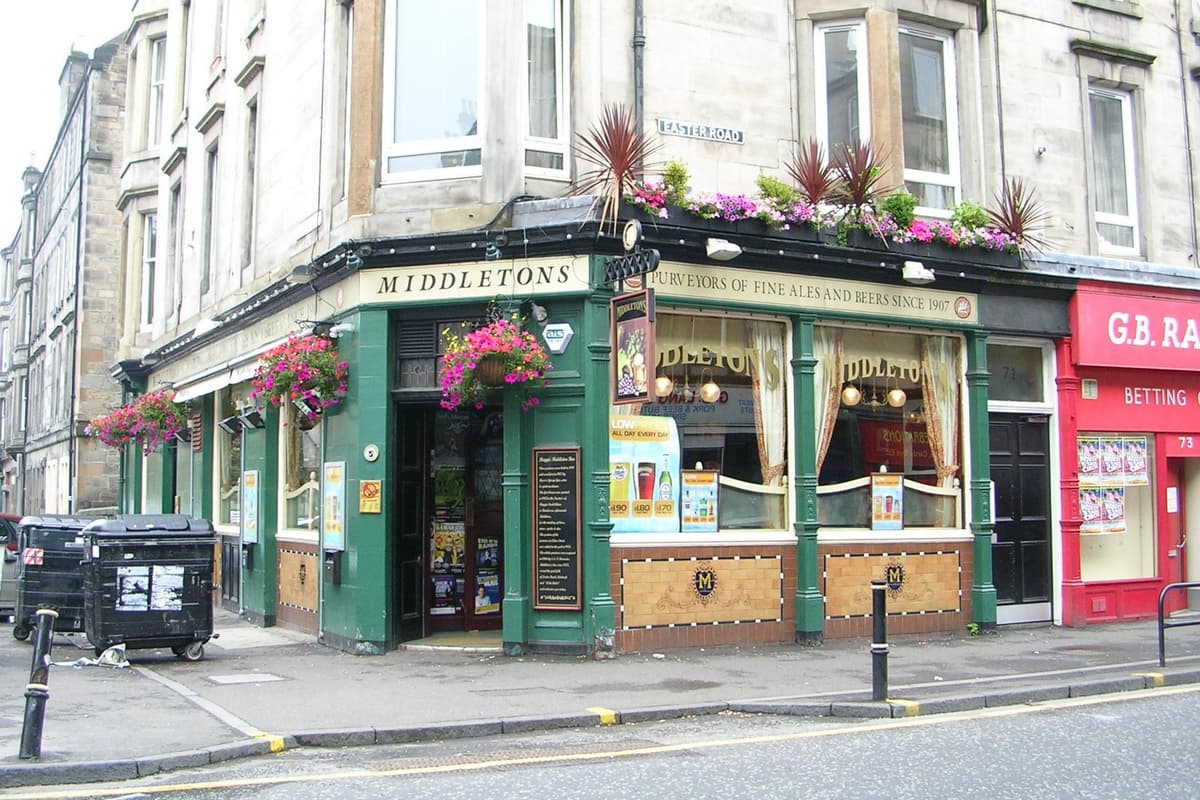 Traditionsreiches Edinburgher Pub in der Nähe des Easter Road Stadions von ...