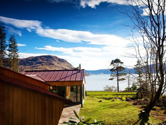 Experience views to die for at this newly-built romantic hideout in the remote Knoydart peninsula. Book: https://bit.ly/3cFyUcg