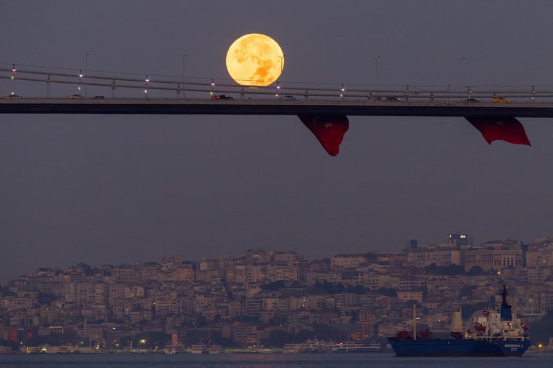 Cars drive across the July 15 Martyrs Bridge (Bosphorus Bridge) as the rare Super Blue Moon sets behind in Istanbul, Turkey. (Photo by Chris McGrath/Getty Images)