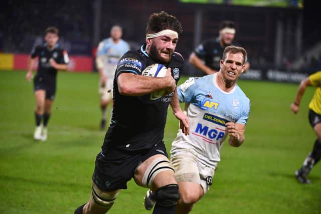Glasgow Warriors' Scottish flanker Ally Miller paces clear to score a try against Bayonne.