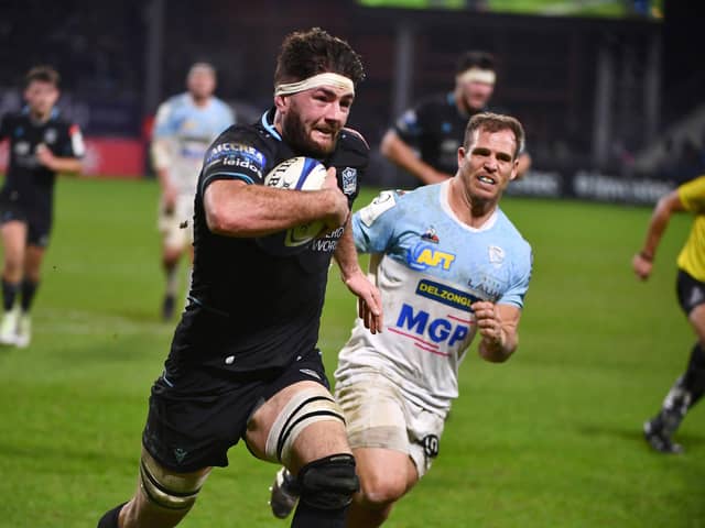 Glasgow Warriors' Scottish flanker Ally Miller paces clear to score a try against Bayonne.