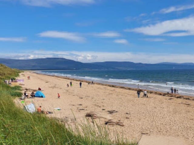 Embo Sands is a beach in the village of the same name around an hour north of Inverness, just off the A9 road. It was highly praised for the Grannie’s Heilan’ Hame holiday park which has views over the beach and the Dornoch Firth.