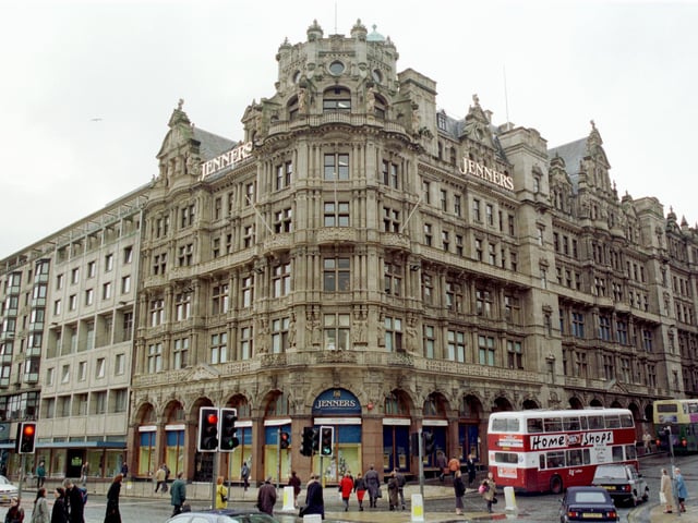 It’s clear to see that the incredible architecture of the exterior of the department store hasn’t changed throughout its time on Princes Street. Year: 1998