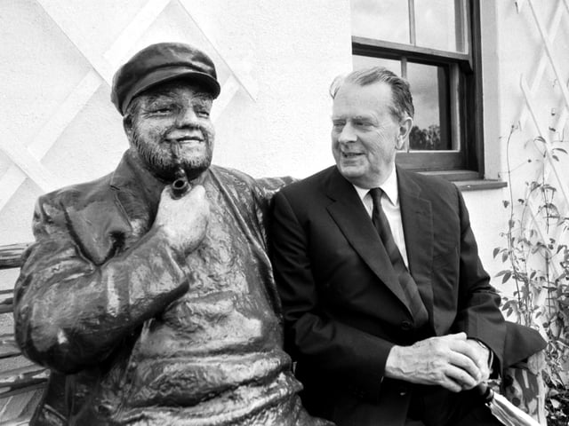 Lord High Commissioner Sir Iain Tennant sits beside a sculpture of Para Handy at the Glasgow Garden Festival, May 1988.