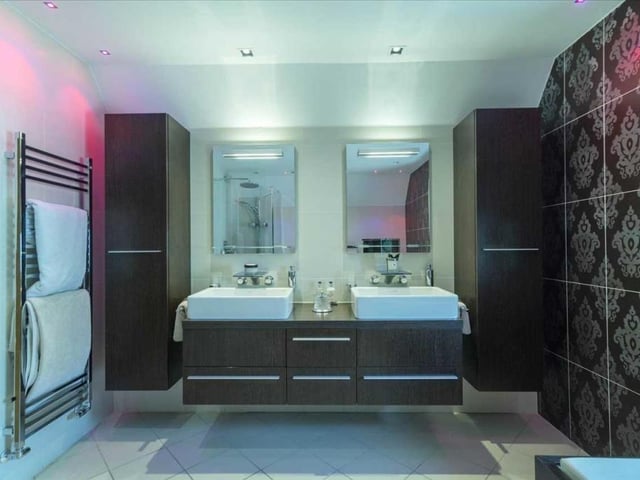 Master bedroom en-suite.