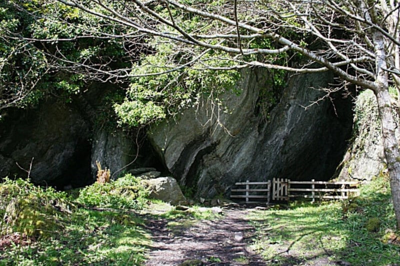 St Columba’s Cave can be found on the northern shoreline of Loch Caolisport. The natural cave was reportedly a cell occupied by St Columba on his journey from Ulster to his final settlements at Iona and Dunadd. At the time he asked King Conal for his permission to establish an Iona-based monastery. While waiting for a response from the king, Columba stayed at this cave. While there is no absolute evidence that this is true, scholars do assert that the cave was certainly used as human habitation many times over the centuries.