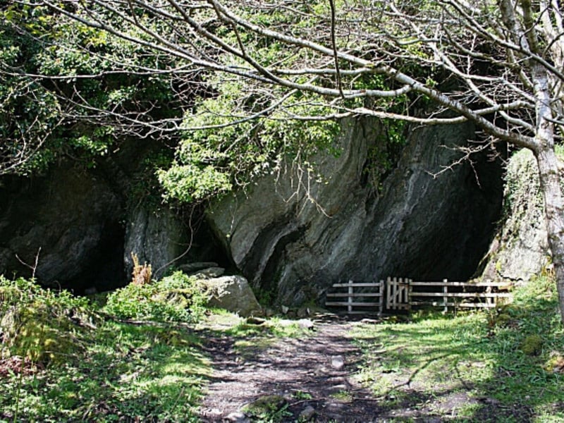 St Columba’s Cave can be found on the northern shoreline of Loch Caolisport. The natural cave was reportedly a cell occupied by St Columba on his journey from Ulster to his final settlements at Iona and Dunadd. At the time he asked King Conal for his permission to establish an Iona-based monastery. While waiting for a response from the king, Columba stayed at this cave. While there is no absolute evidence that this is true, scholars do assert that the cave was certainly used as human habitation many times over the centuries.