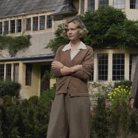 Carey Mulligan as Edith Pretty and Ralph Fiennes as Basil Brown in The Dig.