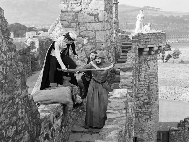 Craigmillar Castle provided a spectacular setting for the Oxford University Players performance of Edward II during the Edinburgh Festival Fringe of 1954.