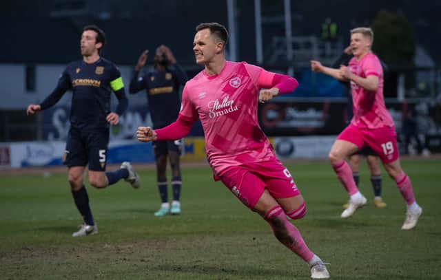 Hearts' Lawrence Shankland celebrates as he scores from the penalty spot to make it 2-2 against Dundee. (Photo by Sammy Turner / SNS Group)