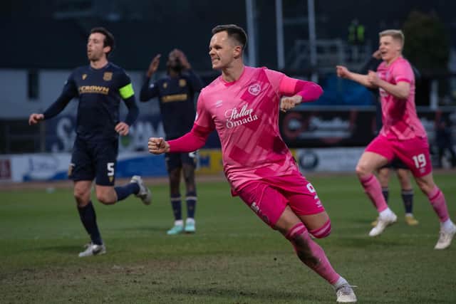 Hearts' Lawrence Shankland celebrates as he scores from the penalty spot to make it 2-2 against Dundee. (Photo by Sammy Turner / SNS Group)