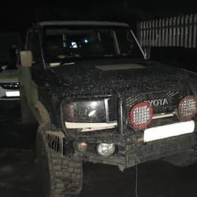 Watch as disqualified driver speeds away from police in Toyota 4x4