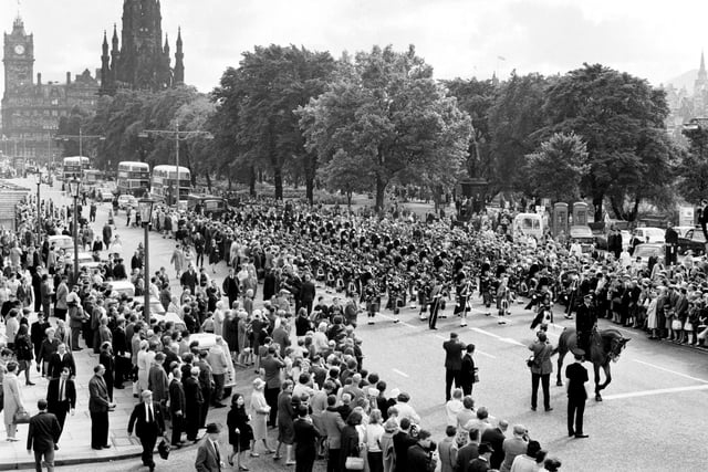 More Edinburgh International Festival fun, this time in August 1966 when crowds gathered to watch the Edinburgh City Police Pipe Band as it marched along Princes Street.