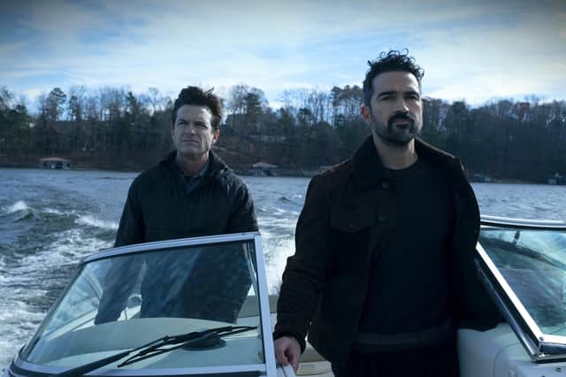 Ozark.  (Zleva doprava) Jason Bateman jako Martin Marty Birdie, Alfonso Herrera jako Jaffe v epizodě 401 Ozarku.  Obchodní záznam.  Steve Dietel/Netflix © 2021