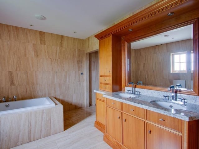 Principal bedroom en-suite.