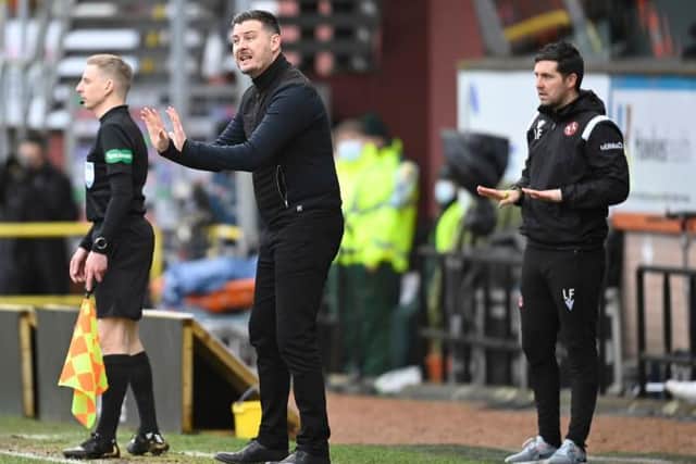 Dundee United manager Tam Courts issues instructions to his players during the 1-1 draw against Rangers at Tannadice. (Photo by Rob Casey / SNS Group)