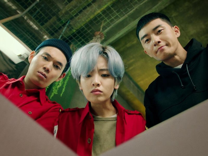 When an ex-con is released from prison, him and his two friends attempt to make their ambitious dreams for their street bar a reality. Starring Kim Da-mi, Itaewon Class have been given a whopping 84% rating on Rotten Tomatoes.