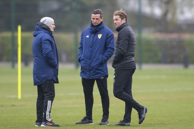 Ross chats to Hearts boss Neilson at the club's training.  (Photo by Mark Scates / SNS Group)