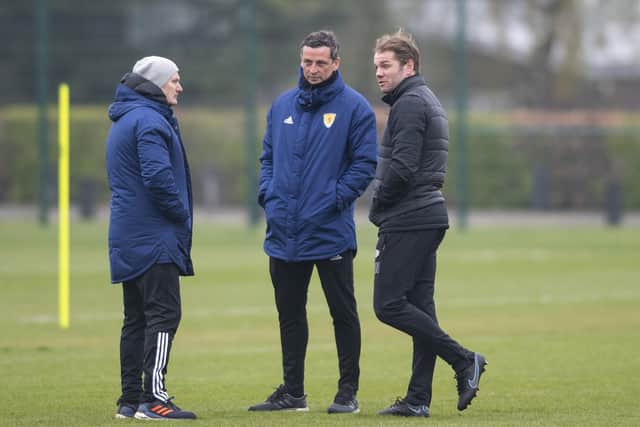 Ross chats to Hearts boss Neilson at the club's training. (Photo by Mark Scates / SNS Group)