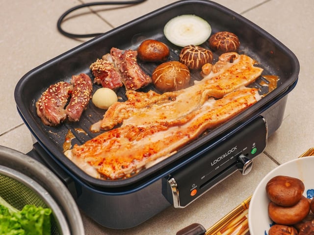 According to EDF Energy, a UK resident spends £175 on food each month, and USwitch estimates that the cost of cooking that food accounts for 4% of their annual energy expenditure. A study revealed that consumers could save up to £158 by ‘batch-cooking’ food with the right-sized pans, for example.