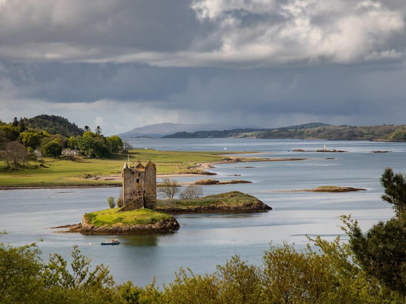 Castle Stalker is a four-storey keep which sits on a tidal islet within Loch Laich. The curious name “Stalker” is said to come from the Scottish Gaelic “Stalcaire” which refers to a “hunter” or “falconer”.