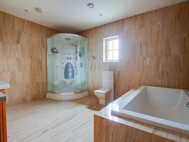 Principal bedroom en-suite.