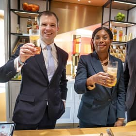 Shadow Scottish Secretary Andrew Bowie, UK Conservative leader Kemi Badenoch and Scottish Conservative leader Russell Findlay raise a glass.