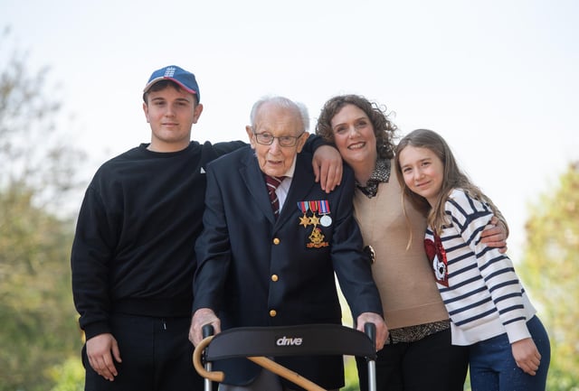 Puis le capitaine Tom Moore, un vétéran de la guerre de 99 ans, avec (de gauche à droite) son petit-fils Benji, sa fille Hannah Ingram-Moore et sa petite-fille Georgia.
