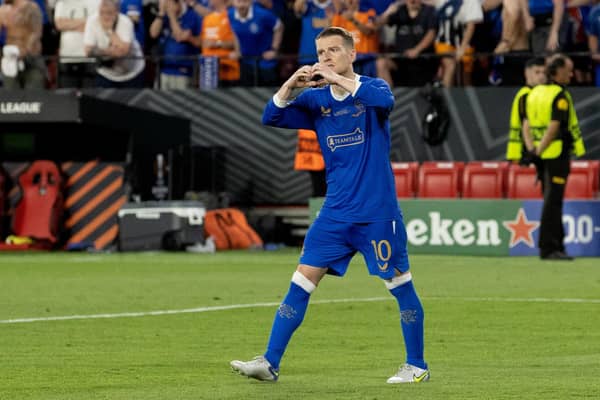 Steven Davis has agreed a contract extension.