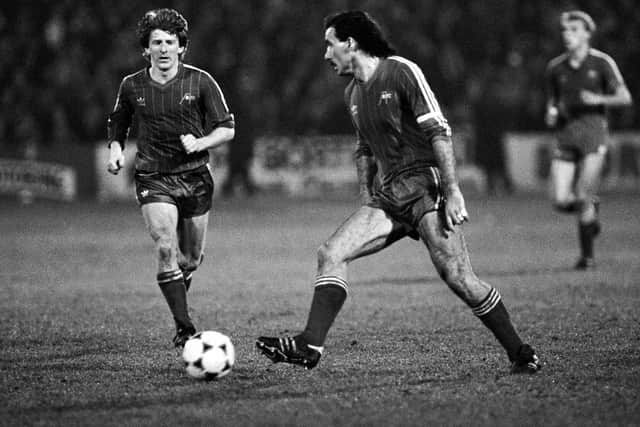 16/03/83 CUP WINNERS CUP QUARTER FINAL 2ND LEG
ABERDEEN V BAYERN MUNICH (3-2)
PITTODRIE - ABERDEEN
Aberdeen's Gordon Strachan (left) with Willie Miller