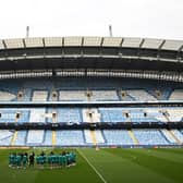 Madrid players have a talk ahead of a team training session at the Etihad Stadiumon the eve of their UEFA Champions League semi-final first leg against Manchester City. (Photo by OLI SCARFF/AFP via Getty Images)
