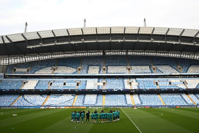 Madrid players have a talk ahead of a team training session at the Etihad Stadiumon the eve of their UEFA Champions League semi-final first leg against Manchester City. (Photo by OLI SCARFF/AFP via Getty Images)