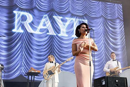 British singer Rachel Agatha Keen, better known as RAYE, played in the Sunday sunshine.
