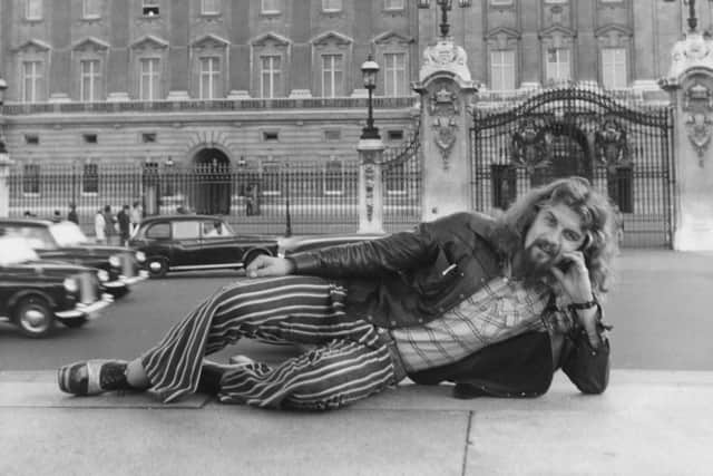 Billy Connolly in front of Buckingham Palace, 1974 PIC: Keystone/Hulton Archive/Getty Images