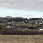 Tha mu 80% de thaighean anns na h-eileanan a-nis ann am bochdainn connaidh