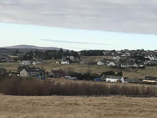 Tha mu 80% de thaighean anns na h-eileanan a-nis ann am bochdainn connaidh