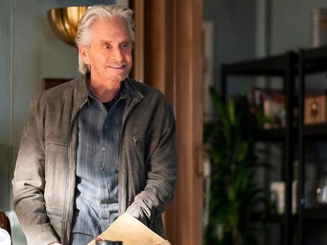 Hollywood icon Michael Douglas takes the lead role in The Kominsky Method, playing Sandy Kominsky. An ageing acting coach who refuses to put on the fire on his career.
