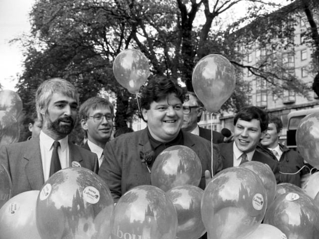At the 1987 Labour Party campaign launch for the General Election - Robbie with candidates Alistair Darling, Mark Lazarowicz, Donald Dewar MP (obscured) and Nigel Griffiths.
Most of the balloons became trapped in the Princes Street garden trees!