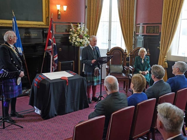 After being at the city chambers they went to Dunfermline Abbey, where the royal couple saw the resting place of Robert the Bruce.