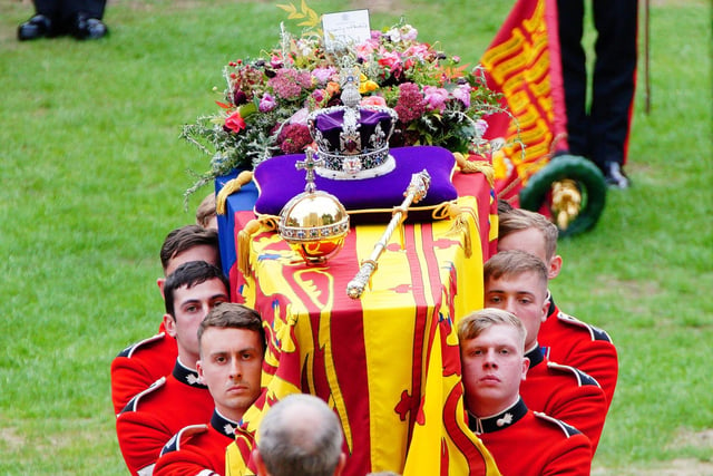 Coffin bearers carry the coffin of Queen Elizabeth II into St George's Chapel in Windsor Castle, Berkshire, as it arrives for the Committal Service. Picture date: Monday September 19, 2022.