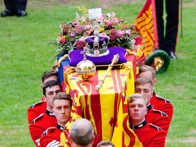 Coffin bearers carry the coffin of Queen Elizabeth II into St George's Chapel in Windsor Castle, Berkshire, as it arrives for the Committal Service. Picture date: Monday September 19, 2022.