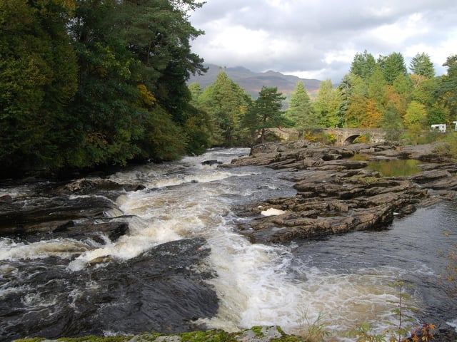 Located on the edge of the Loch Lomond and The Trossachs National Park, the pretty village of Killin is a great starting point for a walk through the forest to Ardtalnaig along the Rob Roy Way. Enjoy the lovely views over Loch Tay and make sure to take in the Falls of Dochart.